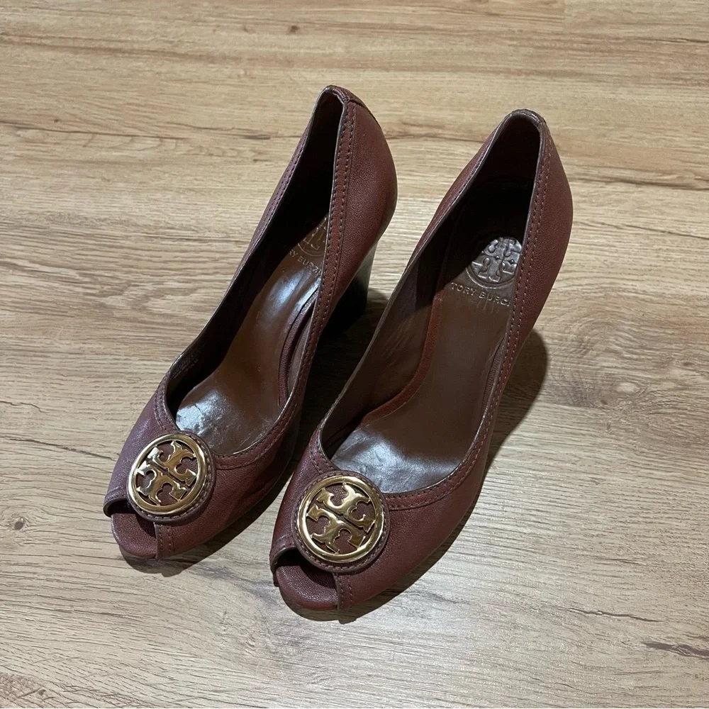 Tory Burch Selma Peep Toe Wedge Heel Shoes Size 7.5M Brown Leather